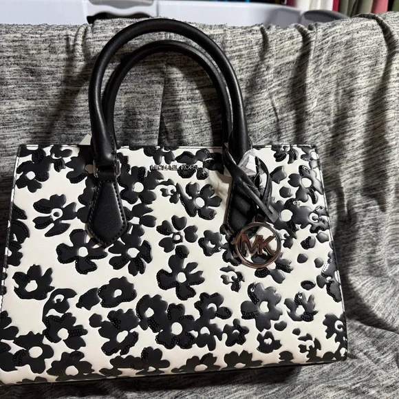 Michael Kors Sheila medium CZ satchel - Picture 3 of 7